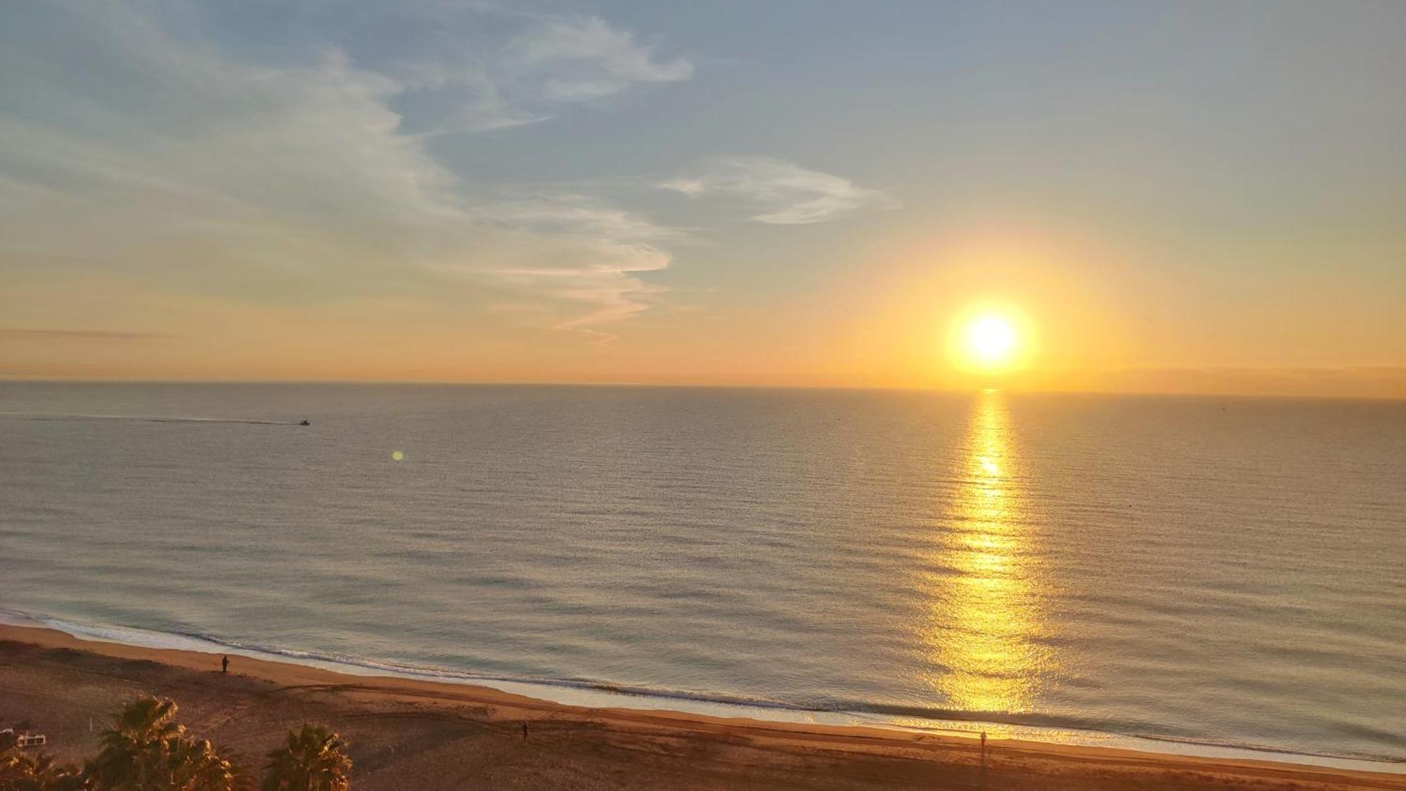 Beachfront -- New Luxury Apartment -- 1ª Linea Playa -- Fuengirola City Center -- Private Parking -- Panoramic Sea Views -- Kültér fotó