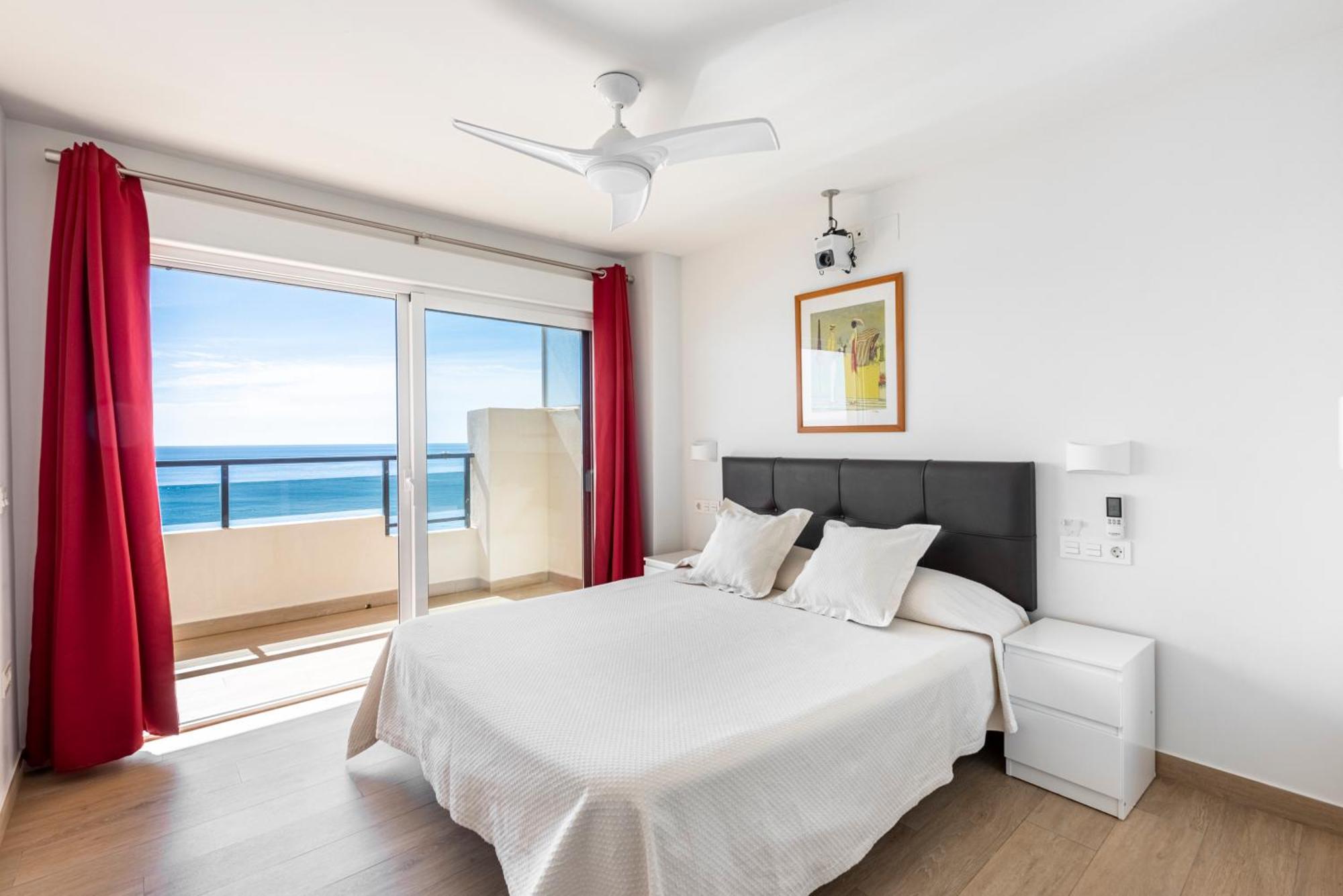 Beachfront -- New Luxury Apartment -- 1ª Linea Playa -- Fuengirola City Center -- Private Parking -- Panoramic Sea Views -- Kültér fotó