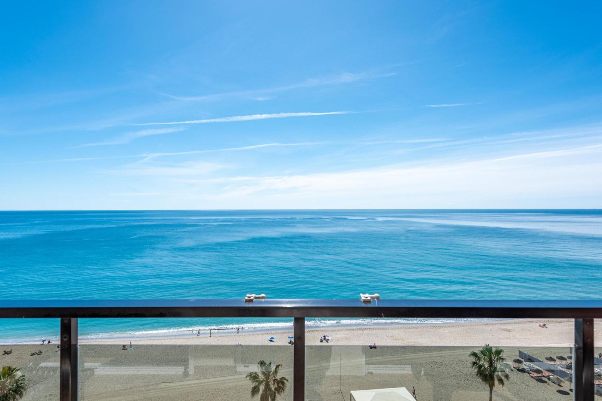 Beachfront -- New Luxury Apartment -- 1ª Linea Playa -- Fuengirola City Center -- Private Parking -- Panoramic Sea Views -- Kültér fotó